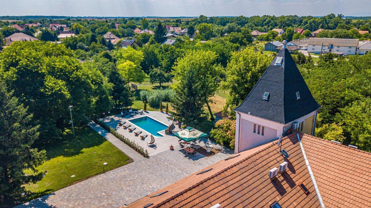 Herczeg Udvarhaz Поросло Экстерьер фото