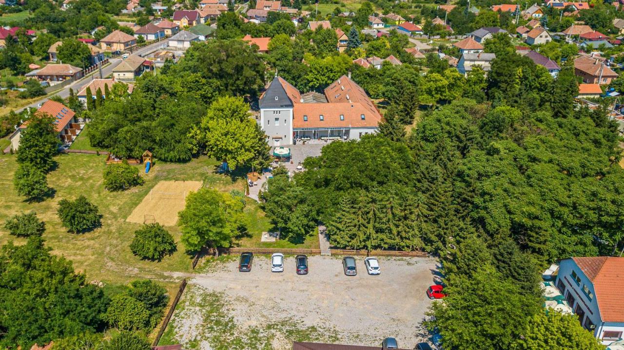 Herczeg Udvarhaz Поросло Экстерьер фото