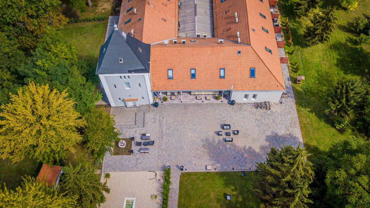 Herczeg Udvarhaz Поросло Экстерьер фото