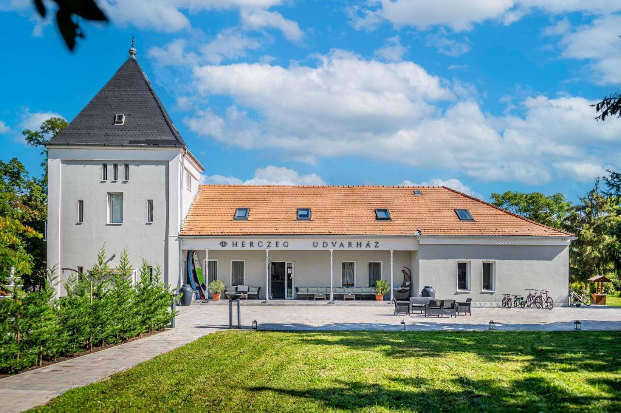 Herczeg Udvarhaz Поросло Экстерьер фото