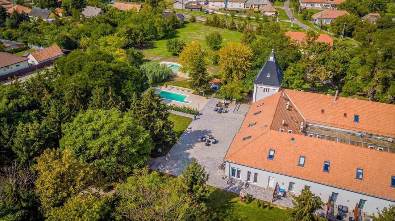 Herczeg Udvarhaz Поросло Экстерьер фото