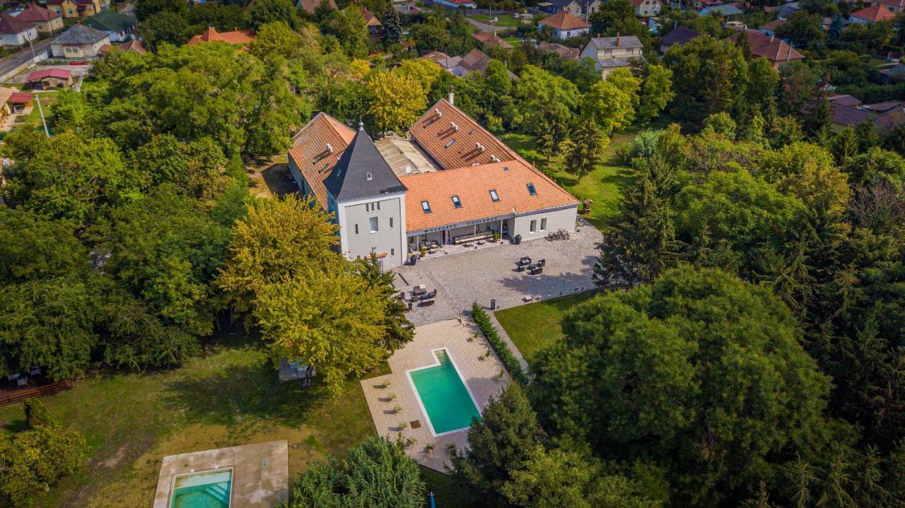 Herczeg Udvarhaz Поросло Экстерьер фото