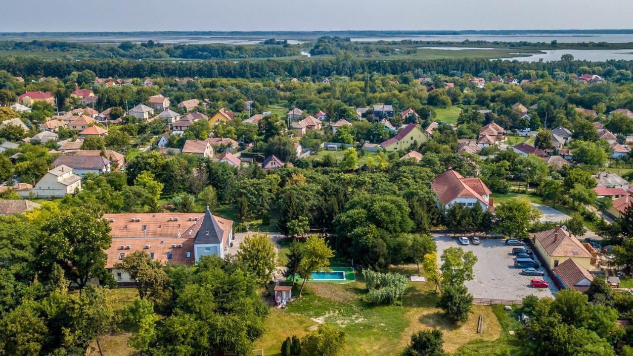 Herczeg Udvarhaz Поросло Экстерьер фото