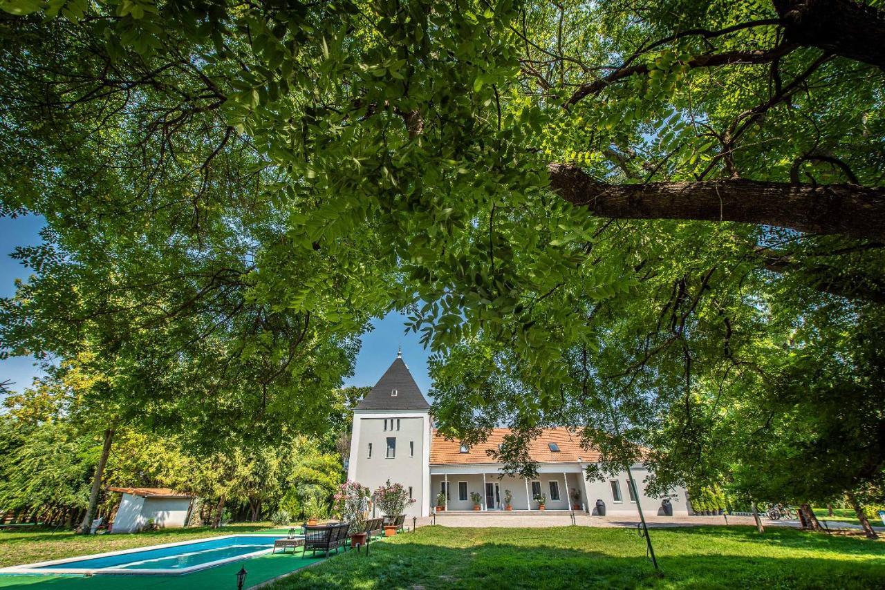 Herczeg Udvarhaz Поросло Экстерьер фото